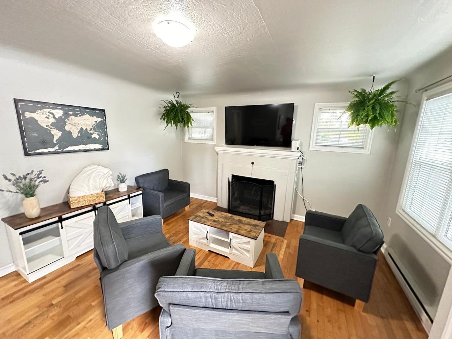 Charming 1930S Style Rustic Home ユージーン エクステリア 写真